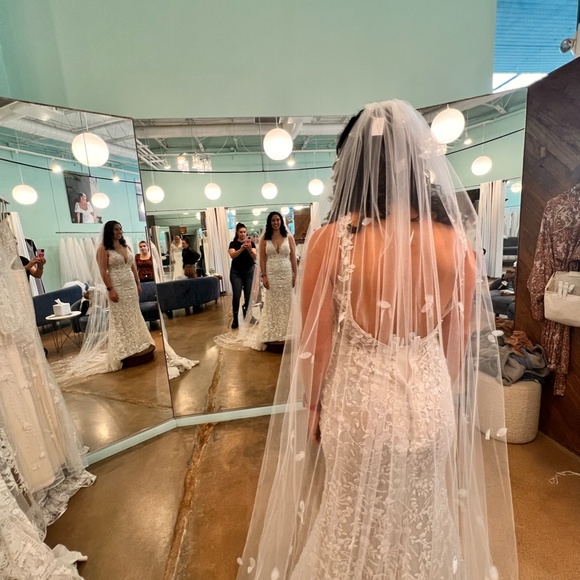 Bridal Veil-100 inches with petals and rhinestones main image 8